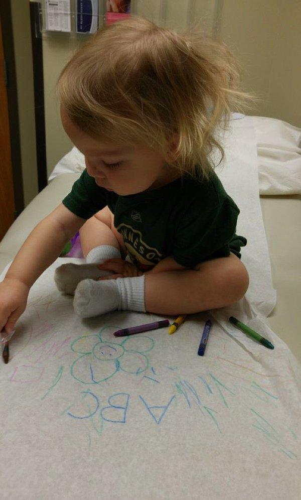 25. Doktora götürdüğünüz çocuğunuza boya kalemleri vererek dikkatini dağıtın.