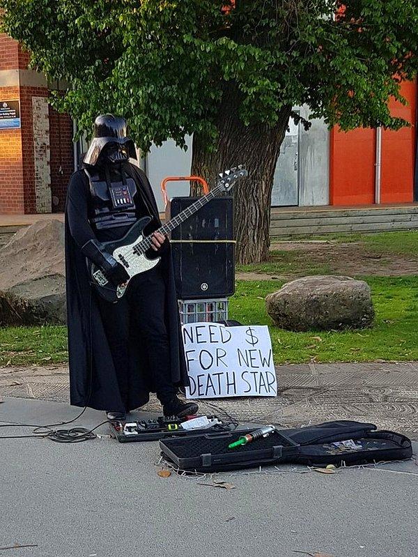 4. Dart Vader kostümüyle sokak müziği yapan adam: