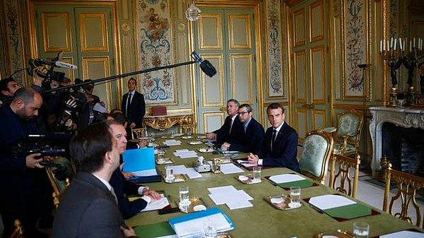 Fransa Cumhurbaşkanı Macron, gösterilerde görev yapan polislere özel prim ödeyeceklerini açıkladı.