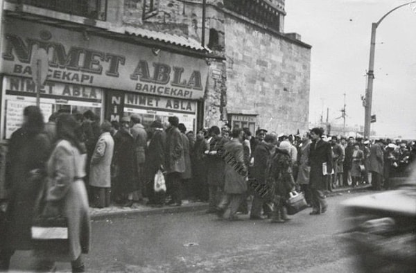 Bu reklamdan sonra sadece İstanbul halkı değil başka şehirlerden de pek çok insan Nimet Abla'nın talihine inanıyor ve piyango biletini ondan almak istiyor. Böylece işleri çok yoğunlaşıyor.