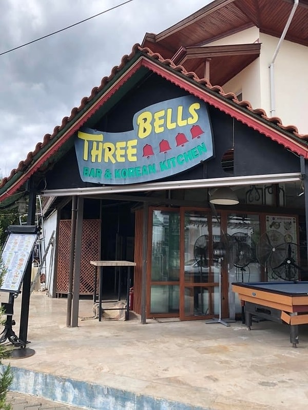 16. Ресторан "3 колокольчика" и очень подходящая названию вывеска