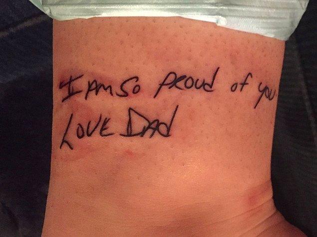 6. "Babam 2009 yılında vefat etti. Ben de babamın yıllığıma yazdığı yazıyı dövme yaptırdım."