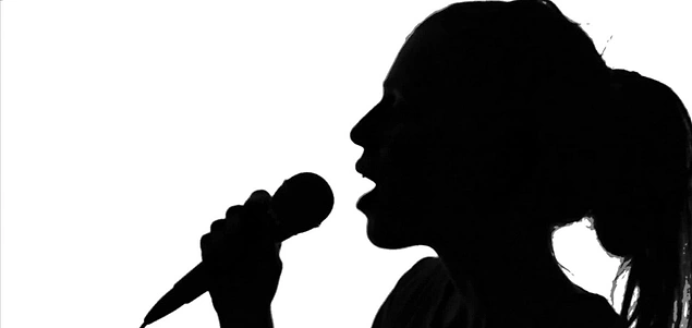 микрофон на сцене. человеческий голос. человек поет. эстрадный вокал. девочка поет.