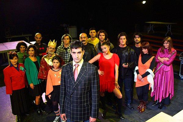 Kararda, Mehmet Ali Alabora ve Osman Kavala'nın Türkiye'ye dönmelerinin ardından 30 Temmuz 2012'de Mi Minör adlı tiyatro oyununun provalarına başladıkları belirtildi.