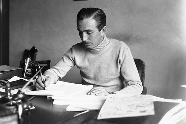 6. Некоторое время Уолт работает над рекламой