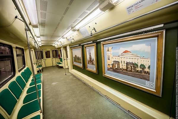 Поезд был запущен 1 июня 2007 года, и темой первой выставки «на рельсах» стали работы Андрияки.