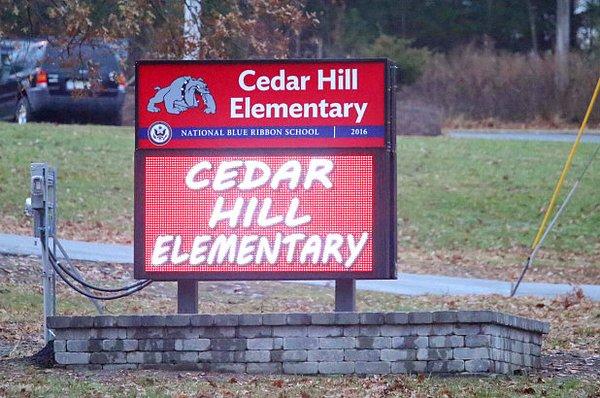 Cedar Hill'in de bağlı olduğu bölge ilkokullarının sorumlusu Rene Rovtar, söz konusu öğretmenin artık bu okulda görev yapmayacağını açıkladı.
