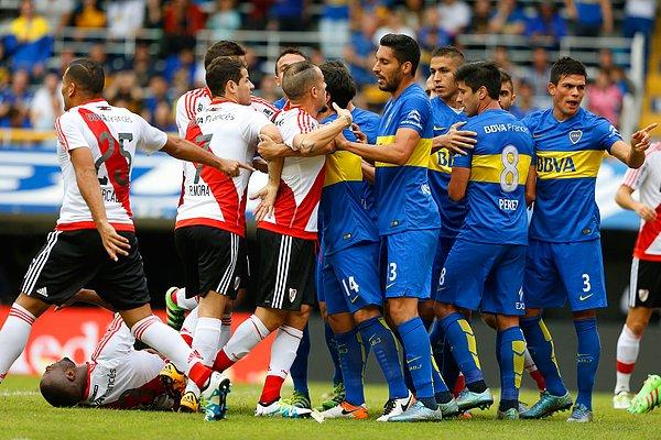 1994 yılında ise olaylar stadın çok dışına çıktı ve skorlar arka sokaklarda "eşitlenmeye" başladı. River Plate'in 2-0 galibiyeti ile biten derbiden sonra iki River Plate taraftarı öldürüldü ve Nunez'de bir duvara "Şimdi skor eşitlendi, River Plate 2-2 Boca Juniors" yazıldı.