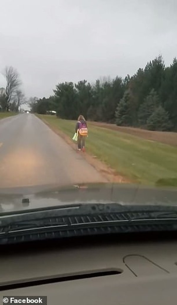 4. Ролик набрал более 15 млн просмотров. На видео видно, как девочка идет с рюкзаком по обочине.