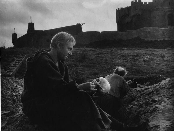 5. Женщина пояснила, что в учебнике есть глава, в которой описываются различные воплощения Гамлета по всему миру