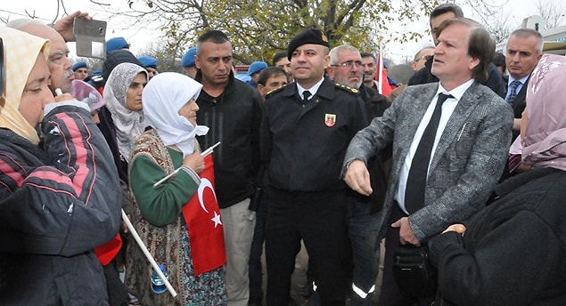 Vali yardımcısı vatandaşlarla görüşmek için bölgeye geldi.