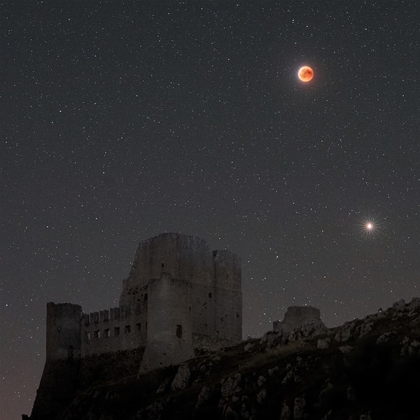 4. Еще одно фото-финалист в категории "Астрономия". «Затмение Луны с Марсом в звездной ночи над руинами замка Рокка Калашио» Джанлуки Ли Кауси
