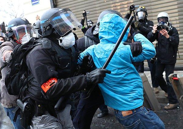 Polis, "sarı yeleklilere" biber gazıyla müdahale etmeye başladı. Göstericiler "Macron istifa" şeklinde slogan attı.
