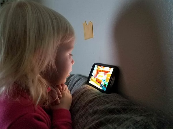 15. Девочке дали съесть кусочек сыра под мультфильм "Щенячий патруль".