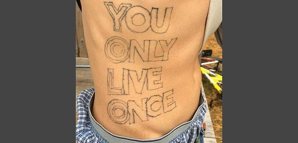 21. Живем только раз! Согласны, но зачем ее тратить на такую ужасную  татуировку?