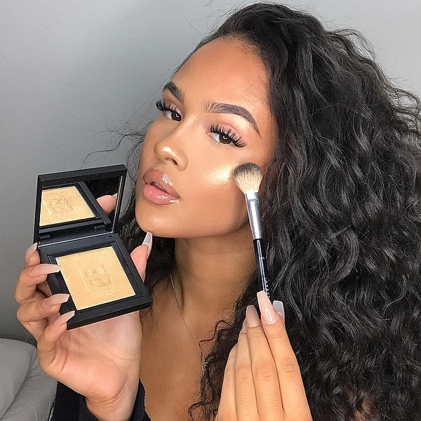 Теперь девушка всячески старается быть похожей на темнокожих поп-звезд, хотя сама это категорически отрицает.