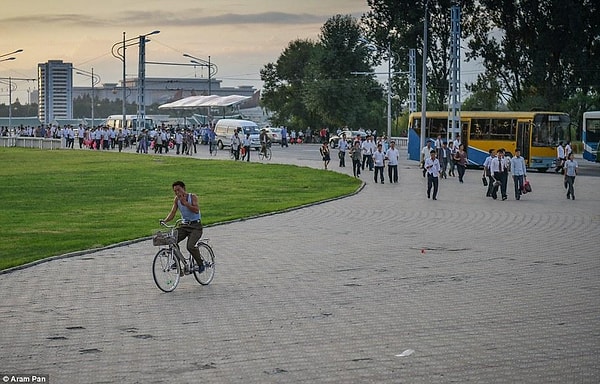 16. Рабочий день заканчивается в шесть часов, и после этого люди идут домой или развлекаться