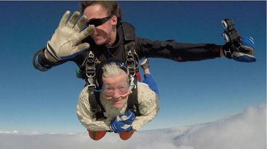 Paraşütle Atlayan En Yaşlı İnsan: 102 Yaşındaki Kadın 4 Bin Metreden Atladı!