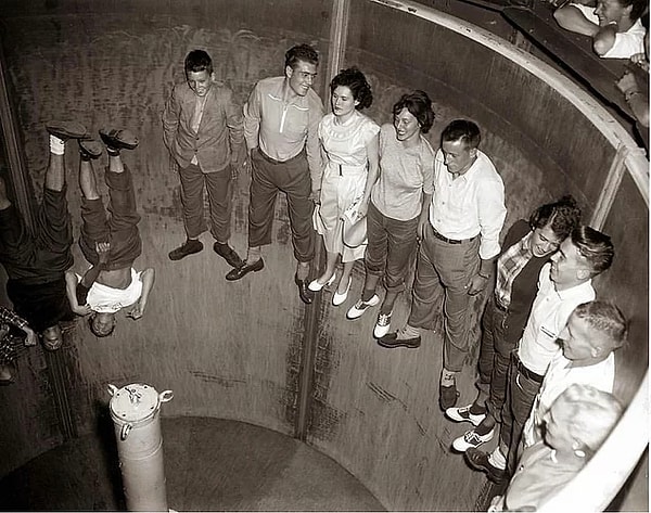 6. Люди в необычном аппарате, позволяющем не чувствовать земное притяжение. Где это они так странно развлекались?