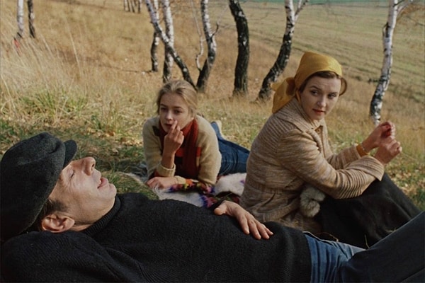 2. Едем дальше. Это кадр из всеми и сегодня любимого фильма "Москва слезам не верит". Сколько зрителей пришло проследить за судьбой сильной женщины?