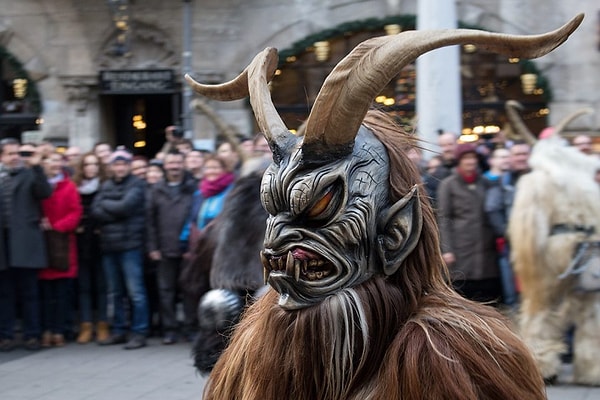 Все эти чудовища напоминают рогатых волосатых зверей.