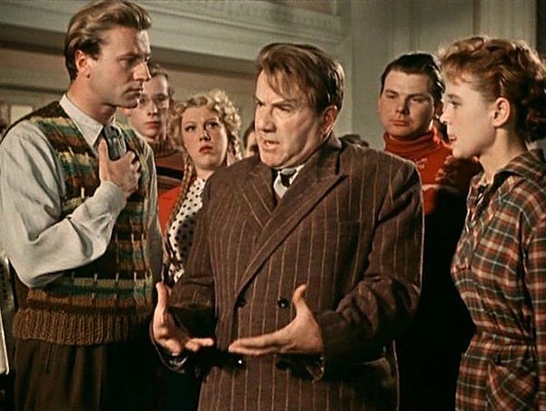 7. «Бабу-Ягу со стороны брать не будем», - говорил один из героев. А что он предлагал вместо этого?