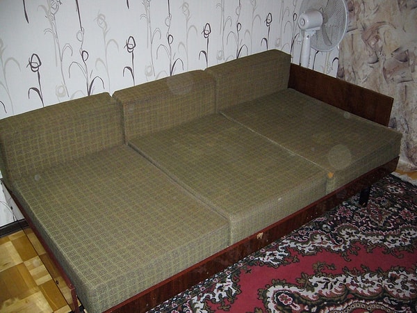 3. Это вам не мягкий и удобный диван из "Икеи"! Но в те времена и на нем неплохо отдыхалось. А звать его (или ее)...