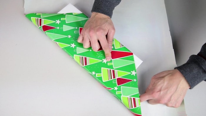 🎄Все гениальное просто: Как упаковать подарок без использования скотча🎄