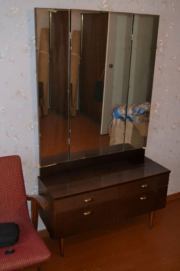 6. Главное место для прихорашивания всех членов советской семьи. А называется это...