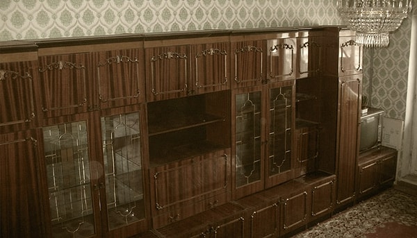 8. Вы представляете себе советскую квартиру без этого предмета мебели? Мы - нет. А все потому, что это...