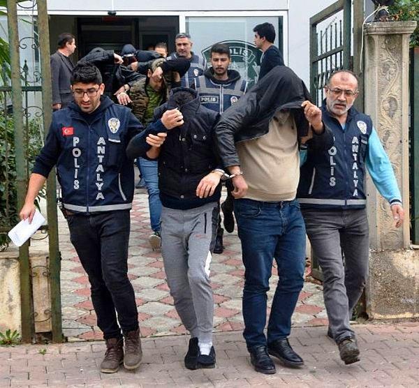 Antalya İl Emniyet Müdürlüğü Asayiş Şube Müdürlüğü Ahlak Büro Amirliği ekipleri, sosyal medya üzerinden bağlantıya geçen fuhuş çetesini takibe aldı.