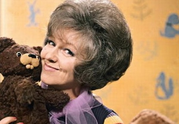 6. Кто эта улыбчивая женщина?