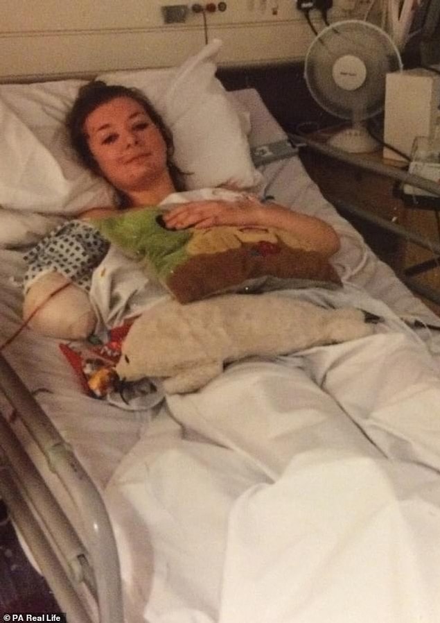 Haftalarca hastanede kalan Becca, yürümeyi yeniden öğrenmiş. Bunu izleyen iki hafta boyunca da taburcu olmak için doktorlara yalvarmış.
