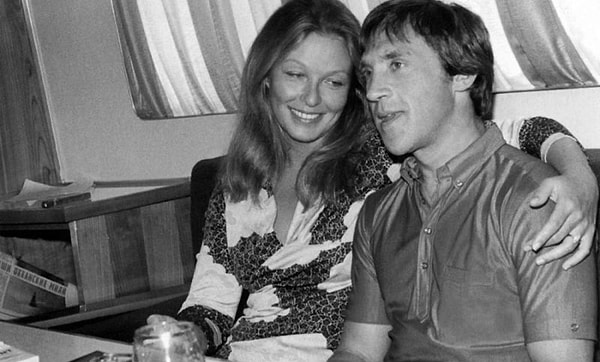 1. В одной из самых известных своих песен Высоцкий спел: «Но что-то кони мне попались привередливые». Куда его герой боялся опоздать?