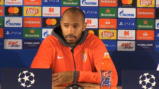 Sandalyesini Düzeltmeden Basın Toplantısından Çıkan Oyuncusuna Efsane Bir Bakış Atan Thierry Henry