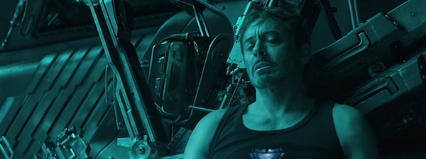 3. На умирающего супрегероя отреагировали в буквальном смылсе все, кому не лень...