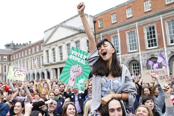 51. İrlanda'daki kürtaj referandumunda "Evet" oyu kullanarak kürtaj yasağının kaldırılmasından yana olanlar kazandı.