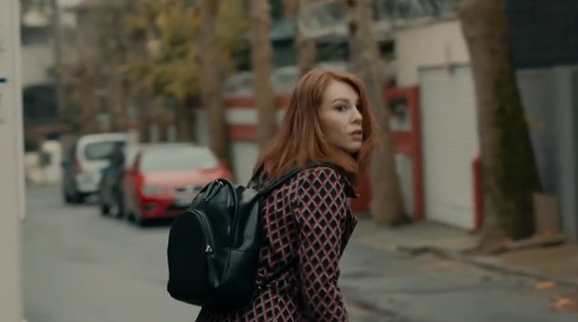 Zeynep ise bileğindeki kelepçeyi kırıp evden kaçtı. Evin her yerini koruyan polisleri de bir şekilde atlattı.