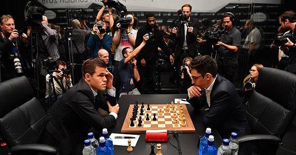 90. Londra'da düzenlenen Dünya Satranç Şampiyonası finalinde Amerikalı Fabiano Caruana'yı yenen Norveçli Magnus Carlsen karşı karşıya geldi. Rakibini 13. maçta mağlup eden Carlsen 4. kez üst üste şampiyon oldu.