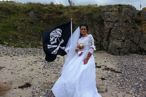 İrlandalı çakma Jack Sparrow 46 yaşındaki Amanda Sparrow Large, bir şaman rahip tarafından yasal olarak Haiti korsanıyla evlendirildiğinde manşetleri süslemişti.