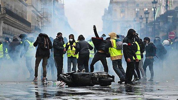 91. Akaryakıt zamları ve hayat pahalılığına karşı sokağa çıkan 'Sarı Yelekliler', Fransa'da 68'den bu yana en şiddetli protestoları gerçekleştirdi.