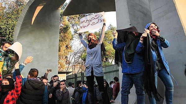 58. İran 2018 yılına, önceki yılın son günlerinde başlayan protestolarla girdi. Ülkenin dört bir yanında özellikle gençler sokaktaydı. Eylemlerin en temel gerekçesi bozulan ekonomik tabloydu.