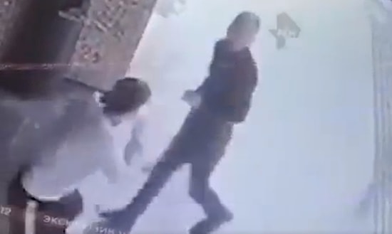 Dövmek İstediği Kadın Boksör Çıkınca Tezeği Avuçla Yiyen Adam