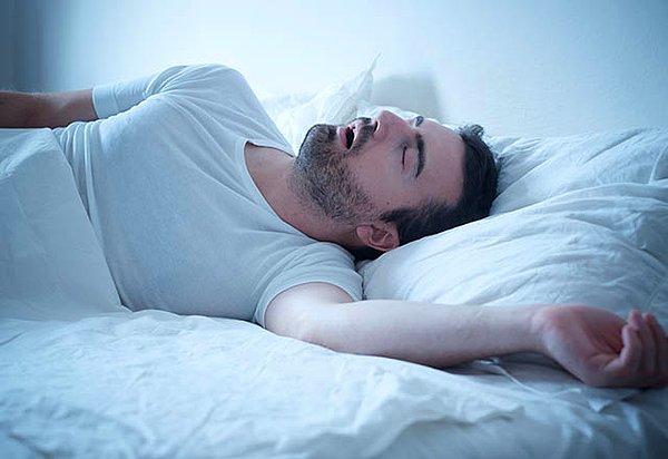 Horlama ve uyku apnesinin nedenleri aynı olmakla beraber uyku apnesi horlamanın daha ciddi bir halidir.