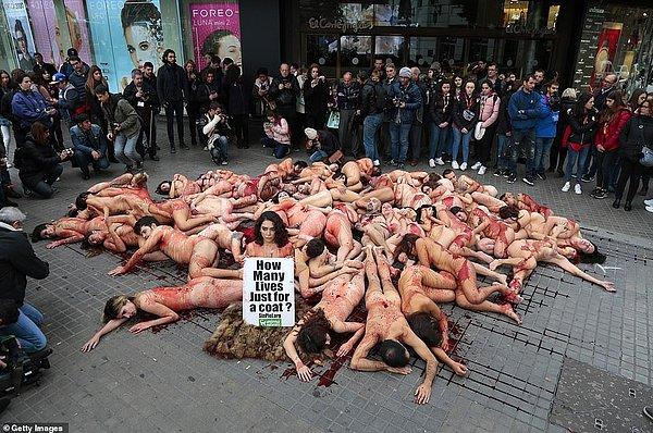 Hayvan hakları aktivistleri, kürk kullanımını protesto etmek için Barselona'da çıplak eylem yaptılar.