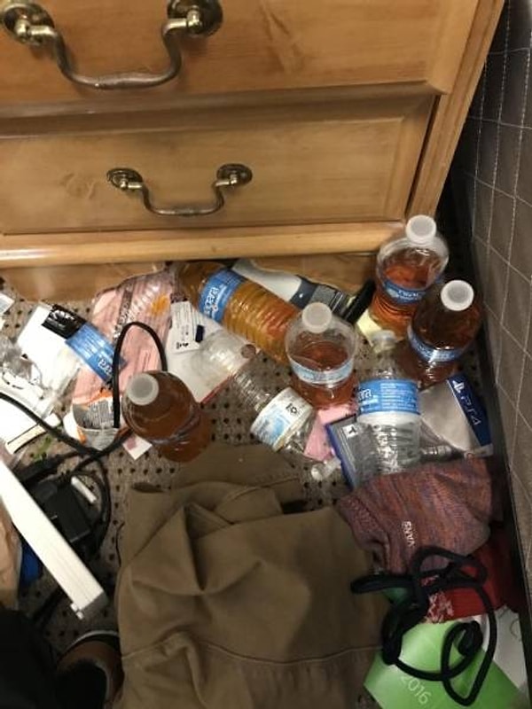 2. "Пришлось выгнать соседа по комнате из-за того, что он писал в бутылки и складировал их у себя. Урок усвоен — никогда не снимай комнату с другом"