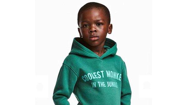 2. Siyahi bir çocuk modele giydirilen "Ormandaki en havalı maymun" sweatshirt'ü.