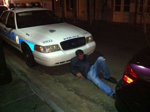 14. Прямо в руки к копам. Удачное нашел место, чтобы прикорнуть