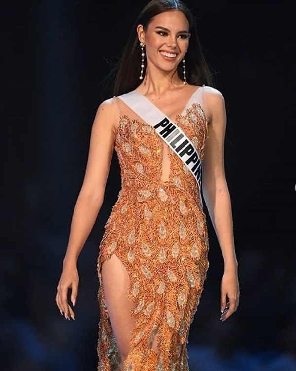 Ведущий конкурса Стив Харви спросил будущую Мисс Вселенная: "Если  бы вы решили написать песню, как бы вы ее назвали?" Катриона так ответила на этот вопрос: "Как Мисс Филиппины, я всегда чувствовала любовь и поддержку филиппинского народа, и я думаю, что сегодня вечером привезла сюда половинку своей страны. Я бы навала песню "Подними свой флаг", потому сегодня я присутствую здесь одна, но выступаю от имени 104 миллионов филиппинцев".