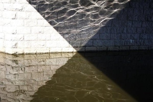 18. Огромная тень моста над водой: